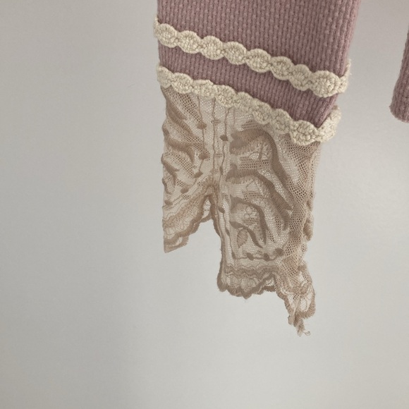 Free People long sleeve v neck shirt in a dusty pink. Never worn. - Picture 3 of 4